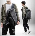 Deux hommes portant des sacs à dos noirs élégants et des vestes vert olive avec des pantalons cargo noirs. — vue 6