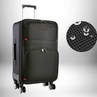 Une valise cabine noire avec roulettes. On peut voir un détail d'une matière imperméable avec des gouttes d'eau. Cela pourrait correspondre à une valise cabine easyjet 56x45x25. — vue 3