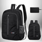 Un sac à dos noir est présenté avec un sac plié et un sac à dos plus petit. Le sac à dos est doté d'une poche en filet sur un côté et d'un liseré gris. Le sac plié est rectangulaire et de la même couleur que le sac à dos. Le plus petit sac à dos a également un liseré gris et une poche en filet. — vue 5