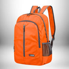 Un sac à dos orange vif avec des garnitures grises et une poche en filet sur le côté. Il est posé sur un fond blanc et flou. — vue 8