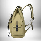 Sac à dos en toile beige avec rabat supérieur et poche avant zippée.
— vue 5
