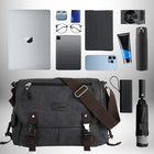 Un plan fixe composant des accessoires pour hommes, avec un ordinateur portable Apple, des écouteurs bleus, des lunettes, un iPad, un étui, un appareil photo, un téléphone, un tube de crème, une gourde, un étui noir, un parapluie et des accessoires supplémentaires. Le point central est un **sac bandoulière en toile homme​** noir/gris avec une sangle marron et des boucles argentées, révélant une combinaison de style et de commodité pour les déplacements quotidiens.
 — vue 6