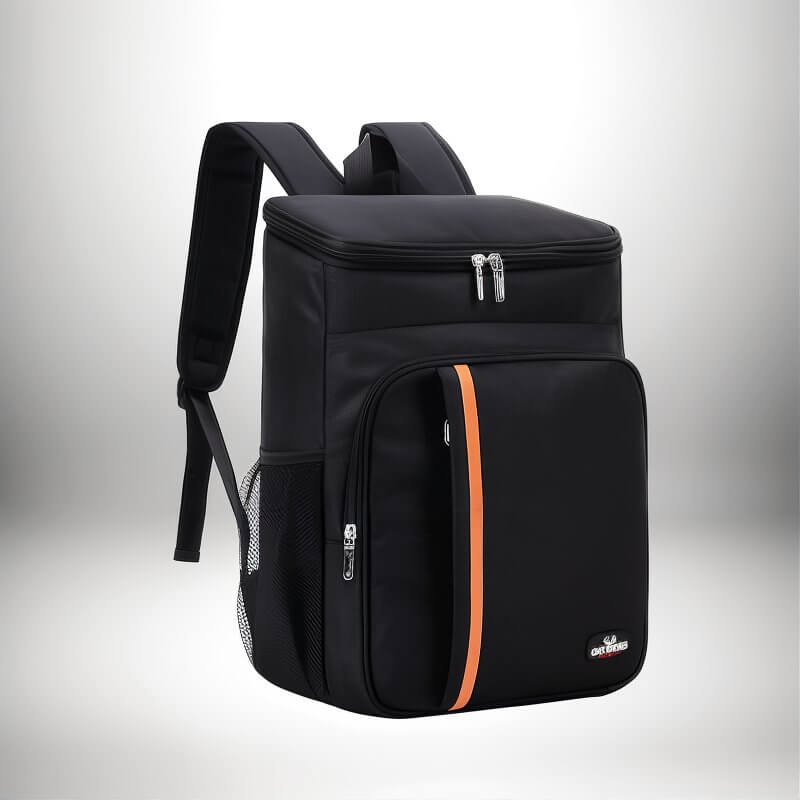 Un sac a dos lunch noir avec une bande orange sur le devant, des bretelles noires et une poche latérale en filet.