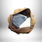 Vue aérienne d'un grand bagage a main 56x45x25 ouvert, rempli de vêtements, y compris des jeans et une peau de mouton moelleuse — vue 7