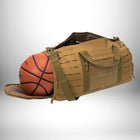 Un sac de sport militaire kaki, avec une balle de basket orange et noire à l'intérieur. Le sac est partiellement ouvert, révélant la balle.  Le sac a des sangles vertes et des fentes pour des équipements tactiques. — vue 6