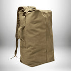 Un sac de sport en toile de couleur beige. Il a une forme cylindrique et une sangle pour un dos. Le sac est en position verticale, avec un fond légèrement visible. — vue 7