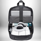 Un sac à dos noir ouvert, révélant des éléments internes, dont un ordinateur portable, un casque, une bouteille et d'autres articles personnels. La conception du compartiment du sac à dos est distincte, avec des sections compartimentées pour ranger les objets de manière organisée. Le sac est posé sur un fond flou, créant une présentation centrée sur le contenu. — vue 4