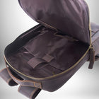 L'intérieur d'un sac à dos en cuir marron foncé est vu de près. Le sac est ouvert avec une fermeture éclair sur le bord. Le sac a plusieurs poches, y compris une petite poche zippée et une boucle. Le sac est en cuir. Il y a des coutures de couleur claire autour de la poignée et de la fermeture éclair. Le tissu de l'intérieur du sac est marron foncé et a un peu de brillance.
 — vue 6