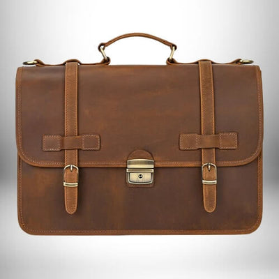 Un cartable enseignant homme en cuir de couleur marron avec fermeture à boucle.
