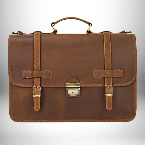Un cartable enseignant homme en cuir de couleur marron avec fermeture à boucle.