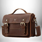 Un cartable homme moderne en cuir marron, avec des boucles métalliques et une bandoulière. — vue 6