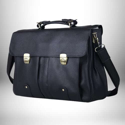 Un cartable homme cuir noir, avec les deux poches fermées sur le devant, une poignée et une bandoulière.