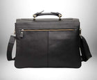 Un cartable homme cuir noir élégant, avec une poche zippée à l'arrière et une bandoulière réglable. — vue 3