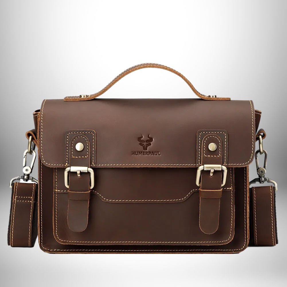 Un cartable homme moderne en cuir marron foncé, avec une poignée supérieure et une bandoulière amovible.
