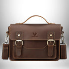 Un cartable homme moderne en cuir marron foncé, avec une poignée supérieure et une bandoulière amovible. — vue 1