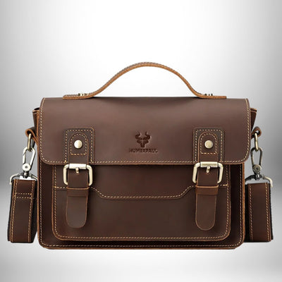 Un cartable homme moderne en cuir marron foncé, avec une poignée supérieure et une bandoulière amovible.