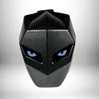 Gros plan d'un sac à dos moto rigide​ noir avec des yeux bleus lumineux. — vue 6