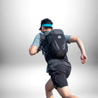 Un coureur portant un sac à dos noir "OUNERGY" et une visière bleue, de dos, en mouvement. — vue 3