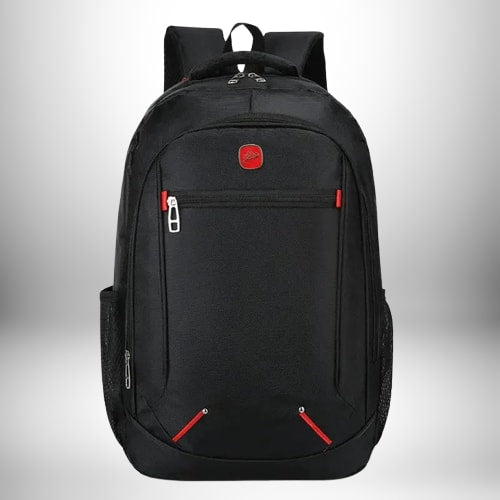 Un sac à dos noir avec des accents rouges, avec une poignée de transport sur le dessus et des sangles de sac à dos. Il y a une petite poche sur le côté.
