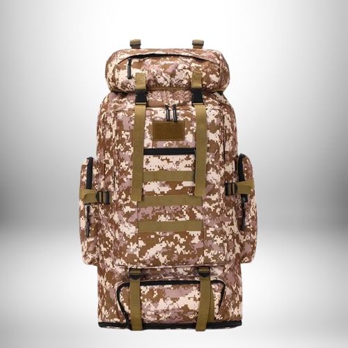 Un sac à dos de style militaire avec un motif de camouflage beige, marron et blanc. Il a plusieurs poches, sangles et boucles.
