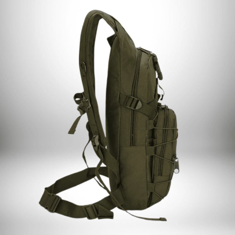 Vue latérale d'un sac à bandoulière vert militaire. Il a une sangle rembourrée qui va de la base à l'arrière du sac et se courbe sur le dessus pour se connecter en haut. Il a des sections zippées et une poche plus petite sur le devant avec une élastique bungee pour la rétention d'objets.