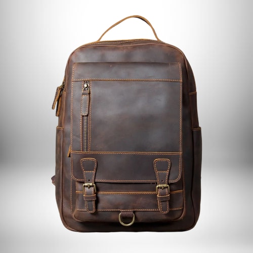 Sac à dos en cuir marron avec des boucles et une poche zippée.
