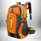 Un sac à dos de trekking de couleur orange et grise se tient sur un fond blanc et est légèrement incliné vers la gauche pour la présentation. Il a des fermetures éclairs et des renforts jaunes. Les sangles et les boucles noires sont également présentes. — vue 8