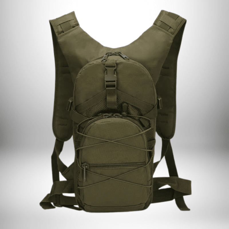 Un sac à dos vert olive avec un compartiment principal et une poche de rangement sur le devant, avec des sangles de poitrine et d'épaules réglables.