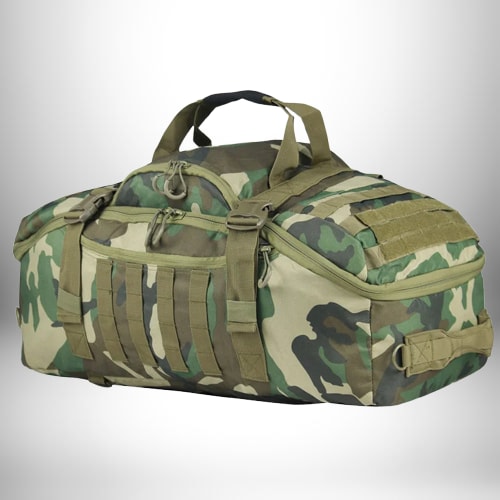 Un sac de voyage robuste et de camouflage militaire est posé sur un fond dégradé blanc. Il possède des poignées supérieures et des sangles sur les côtés, ainsi que des poches et des boucles pour y attacher d'autres équipements.