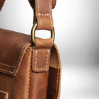 Belle photo d'un sac bandoulière cuir noir homme​ — vue 6