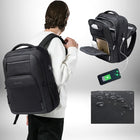 Un homme de dos porte un sac à dos noir. L'intérieur du sac à dos est illustré, révélant un compartiment rembourré pour un ordinateur portable, une tablette et d'autres appareils. Un téléphone portable est connecté au sac à dos pour se recharger. L'image montre également la résistance à l'eau du sac à dos, avec des gouttelettes d'eau sur la surface. Le sac à dos porte la marque "BANGE".
 — vue 7