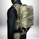 Une personne portant un gilet tactique avec un sac à dos médical fixé. — vue 7