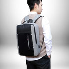 Un homme porte un sac à dos homme chic noir et gris.
 — vue 6