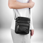 Un homme porte un sac bandoulière cuir noir homme​. — vue 2