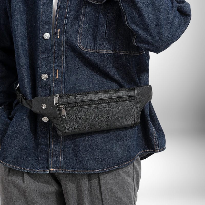 Une personne porte un sac banane noir sur sa taille.