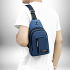 Un homme de dos porte un sac de sport bandoulière bleu.
 — vue 6