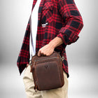 Un homme portant un sac de ville homme marron. — vue 4