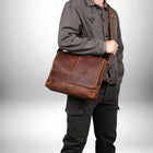Un homme portant un sac bandoulière homme cuir marron. — vue 3