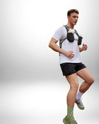 Voici un texte alternatif pour l'image :
Un homme courant portant une veste de course et des ""chaussures""". — vue 3