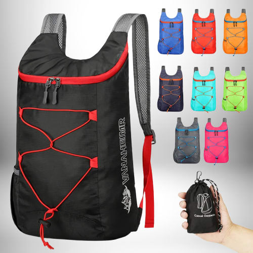 Image d'un sac à dos noir avec des accents rouges et une petite pochette noire sur un fond blanc. Le sac à dos a une fermeture éclair et des sangles d'épaule. Une série de petits sacs à dos de différentes couleurs sont présentés à droite, ainsi qu'une personne tenant la pochette.
