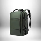Un sac à dos de couleur vert olive contre un fond blanc dégradé. Il a une poignée sur le dessus, il est marqué « BANGE », et comporte des bretelles, des boucles noires et un cordon USB.
 — vue 8