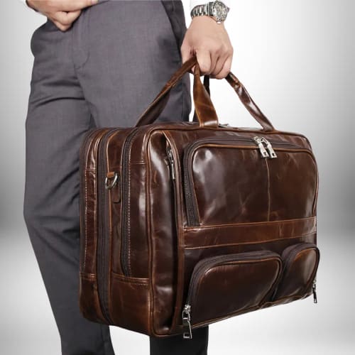 Un homme portant une sacoche medecin en cuir marron.
