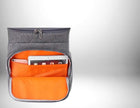 Sac à dos isotherme travail avec une poche orange contenant une tablette et un téléphone, sur fond blanc dégradé.
 — vue 5