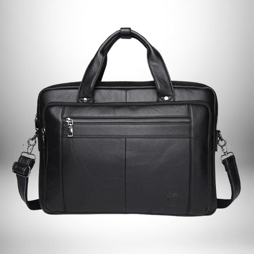 Un sac à main en cuir noir pour homme, avec une poignée supérieure, une bandoulière amovible, et une poche avant avec fermeture éclair.

