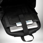 Gros plan de l'intérieur d'un sac à dos coque rigide moto​ noir, avec un ordinateur portable et une tablette rangés dans une poche rembourrée. — vue 4