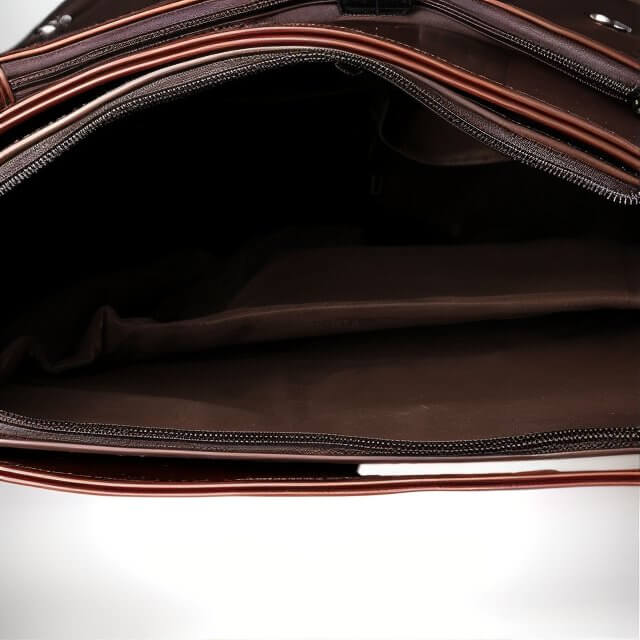 Vue de l'intérieur d'un sac à dos urbain homme,sac à dos urbain en cuir marron.