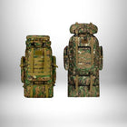 Deux sacs à dos de randonnée de camouflage sont posés sur une surface blanche. Le sac à dos de gauche est plus petit. Les sacs à dos sont remplis. — vue 3