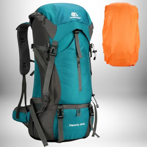 Un sac à dos de randonnée turquoise et gris avec une housse de pluie orange flottant à côté.
