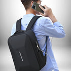 Un homme portant un sac à dos noir et parlant à un téléphone.
 — vue 3