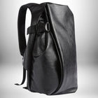 Un sac à dos noir en simili cuir avec une fermeture à boucle sur le côté. — vue 1